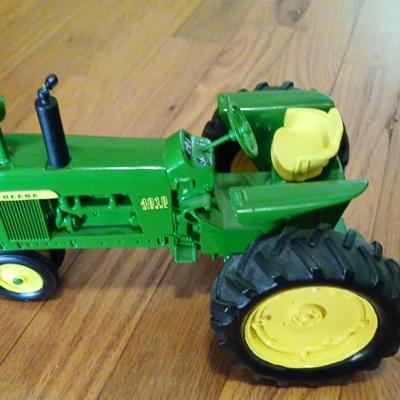 John Deere 4010 Model Tractor – Detailed Die-Cast Replica
