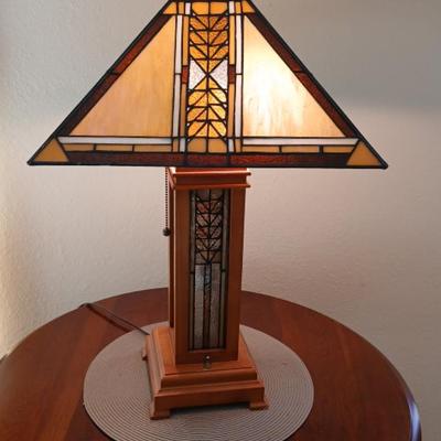 Stained-Glass Style Table Lamp with Wood Base – Arts & Crafts Look