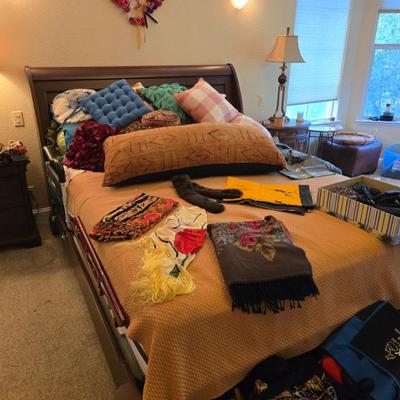 Sale Photo Thumbnail #119: King bed