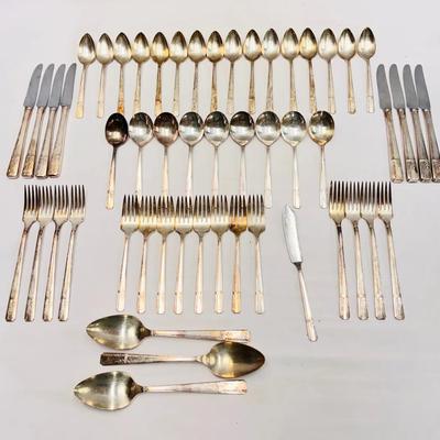 56-Pc Heirloom Plate by Oneida Flatware Set