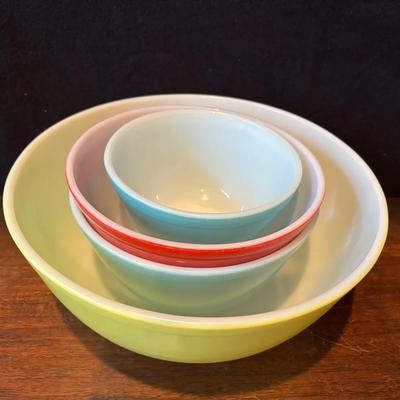 4 Vintage Pyrex Bowls , 1/2 , 1 1/2 and 4 Quarts 