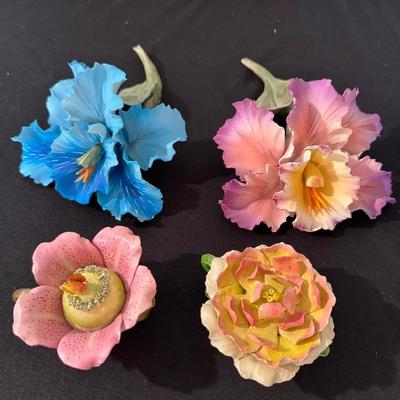  2 Vintage Capodimonte Uno Alla Volta Porcelain Flowers * 2 Tiny Tea Pots 4x4x2” *