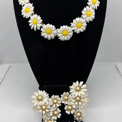 Vintage Daisy Necklace/Clip on Earrings Set , Beaujewels White Flowers Clip on Earrings 