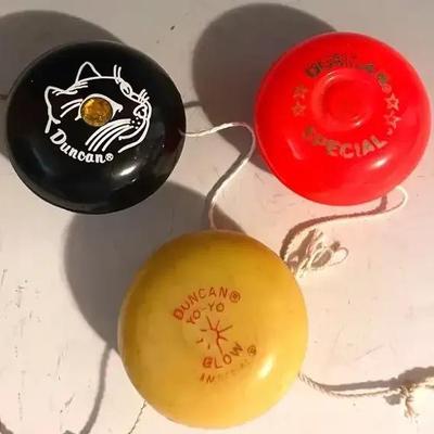 Vintage Yo-Yo Lot (3) With Duncan ‘Cat’s Eye’ Yo-Yo