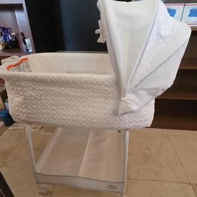 Very Nice! and Cozy! Plush White Simmons Auto Gliding Elite Bassinet with Mattress & Locking Wheels