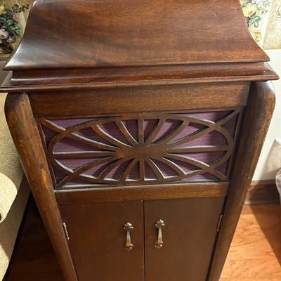 Vintage Victrola Phonograph & Records
