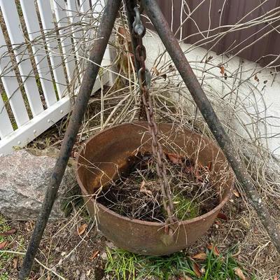 Cast Iron Stew Pot With Stand And Chain