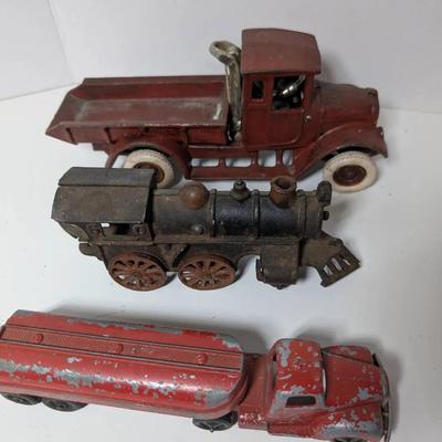 Cast Iron Tow Truck & Train Engine
