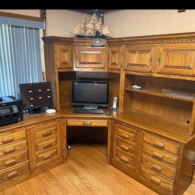 Sale Photo Thumbnail #28: Large Corner Oak Desk 