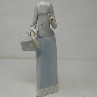 Lladro " The Dressmaker" Figurine 