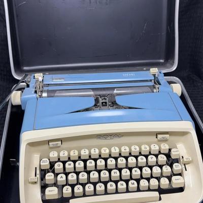 Royal Safari Typewriter 