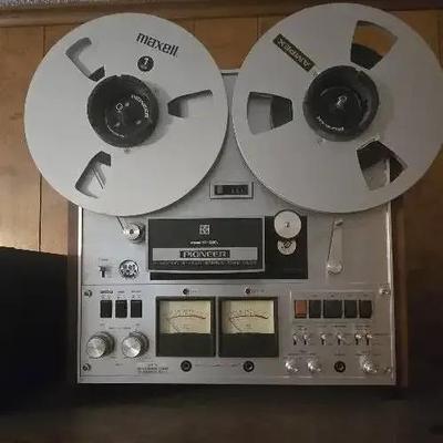 Pioneer RT-1020L reel-to-reel tape deck with hubs for playing 10" reels