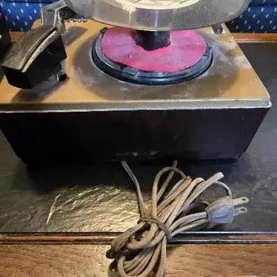 Vintage RCA Victor Turn Table with 45 rpm adaptor & needle