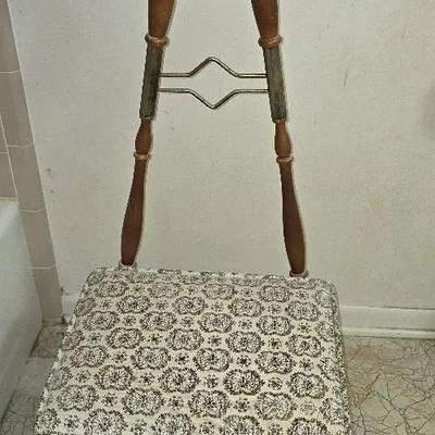 Vintage 70's Butler Chair / Mid Century Grooms Dressing Chair / Bed and Breakfast Decor / Wedding Ch