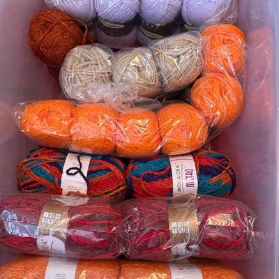 Moda Metro & Herrschners Chunky Yarn Lot – Orange, Red, Multi, Taupe & Lavender (29 Skeins) NEW