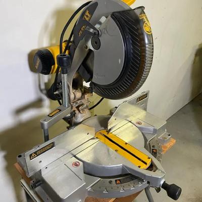 DeWalt DW706 12-Inch Double-Bevel Compound Miter Saw