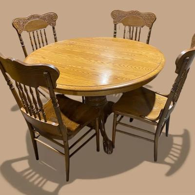 Vintage Oak Dining Table With 4 Matching Chairs & 2 Leaves