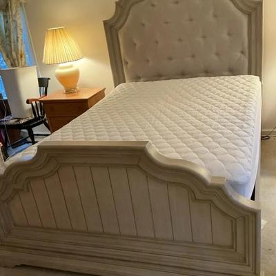 Havertys Queen Size Tufted Veranda Bed Frame With Adjustable Base 