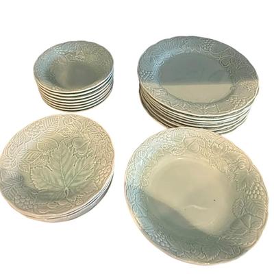 Home Plate Woodbury Japan Embossed Leaf & Berry Dinnerware Set (20 Pieces)