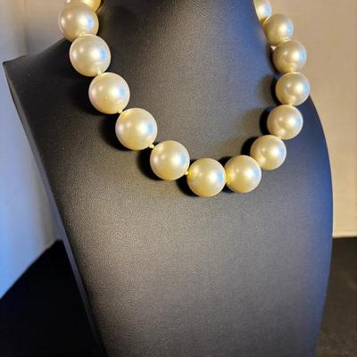 Kenneth lane pearly glass necklace