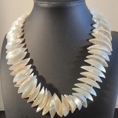 Shell sloped necklace