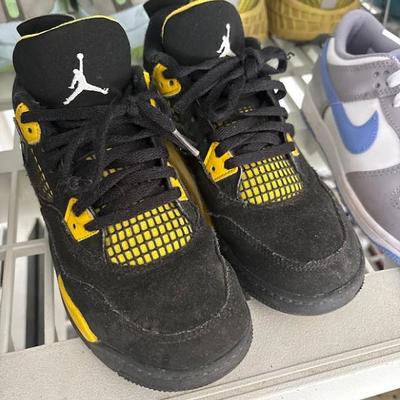Air Jordan 4 Retro 'Thunder' sneaker in black nubuck with tour yellow accents