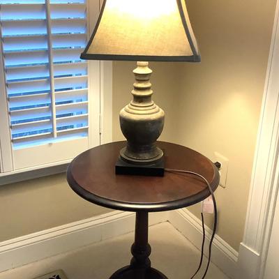Rond Tri Legged Table W/Lamp