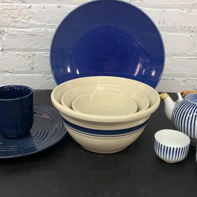 Roseville Nest Of Bowls And Other Blue And White Pottery