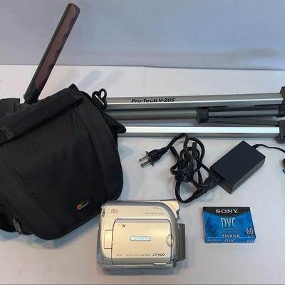 Canon ZR600 Camcorder Plus Kalimar Tripod & Lowepro Carrying Bag