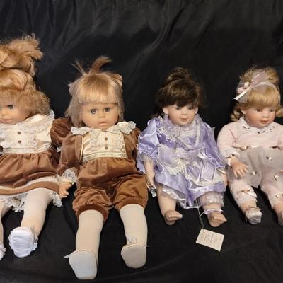 RJ218 - World Gallery Laura Cobabe And Large Vintage Dolls