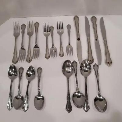 Oneida Ltd./Wm A Rogers Deluxe Silverware Setting For 4