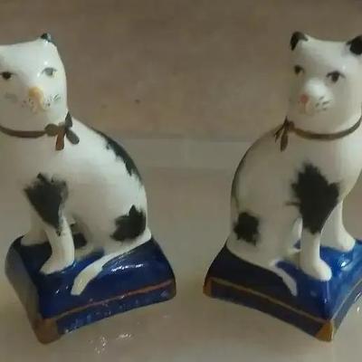 Staffordshire Cat Figurines. 
