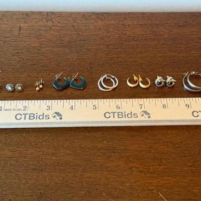 Lot Of Earrings 