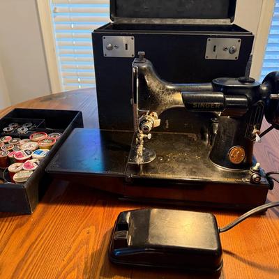 Antique Singer Sewing Machine With Accessories And Travel Case
