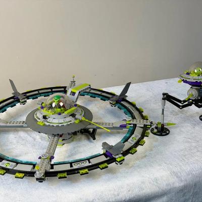 LEGO 7065 Space Alien Mothership & Tripod Invader