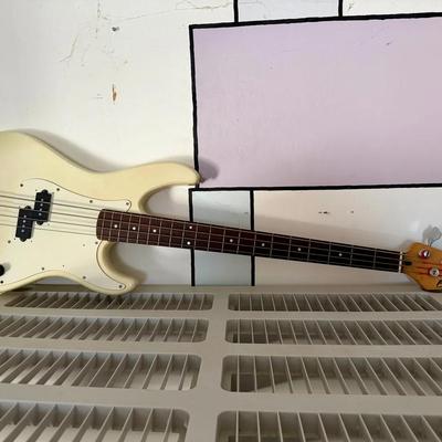 Peavey Milestone bass guitar