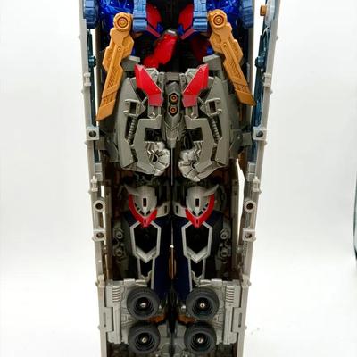 Hasbro Transformers Dark of the Moon Series Leader Class Ultimate Optimus Prime action figure