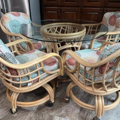 Vintage Lane Venture Swivel Chair/Table Set On Casters