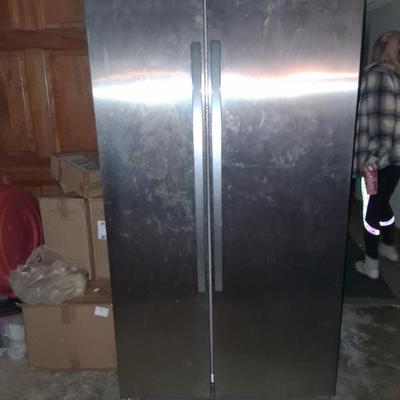 Double door refrigerator 