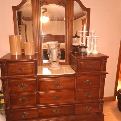 Trifold mirror dresser
