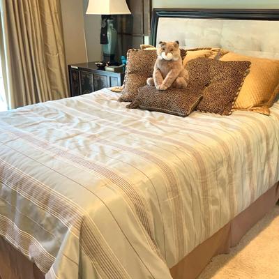 Queen Bed with Bedding - Peach, Animal Print