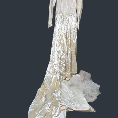 Vintage Wedding Gown With Train & Veil