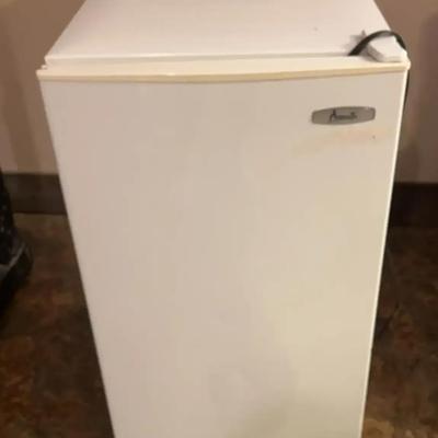 Avanti Compact Mini Fridge – Powers On
