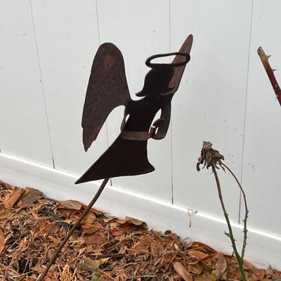 Sale Photo Thumbnail #31: Lawn ornament