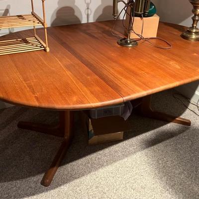 Kitchen/dining table