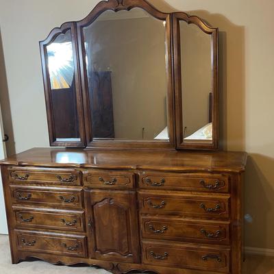 Ethan Allen Dresser And Mirror. 9 Drawers 