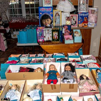 LARGE DOLL COLLECTION INCLUDING MADAME ALEXANDER