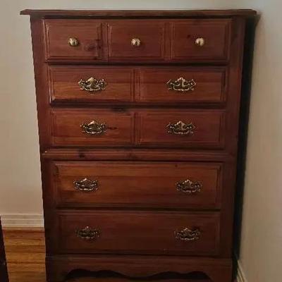 BROYHILL 5-Drawer Chest With Gold Tone Pulls