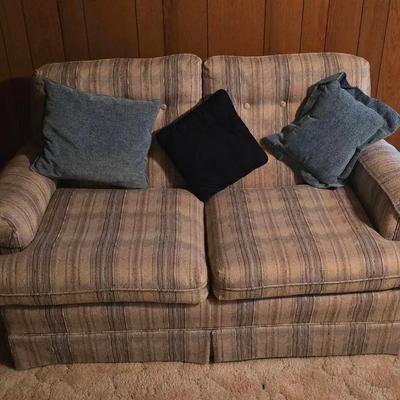 Vintage CLAYTON MARCUS COMPANY  2-Cushion Loveseat Hickory, NC, 3 Decor Pillows