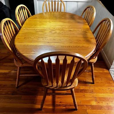Vintage Oak Toned Table With 6 Chairs